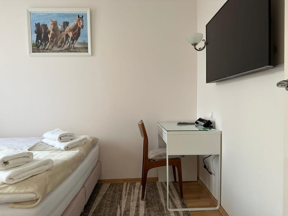 Bed, TV and multimedia, Photo of the whole room, Evening entertainment, Bedroom, hair dresser, towels