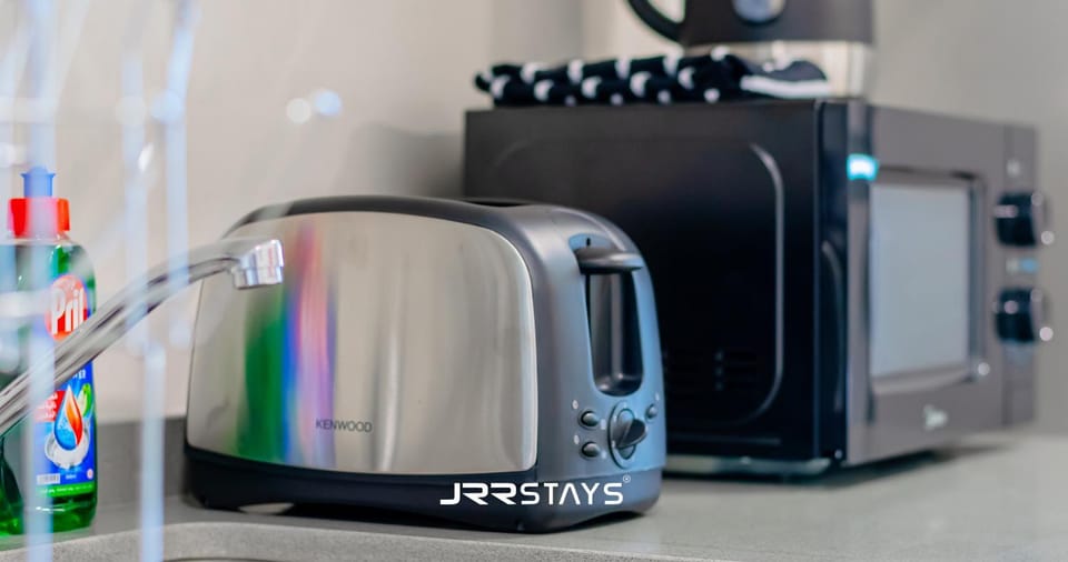 Kitchen or kitchenette, minibar, toaster