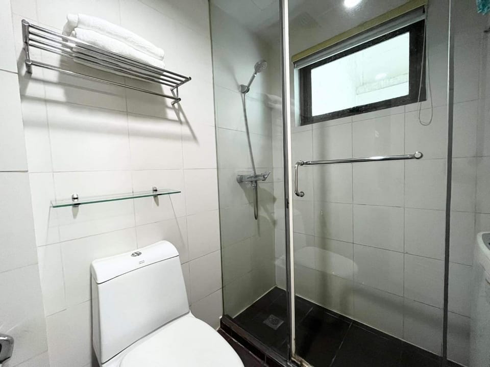 KL Tower Makati near AIM, Greenbelt 90mbps WIFI Apartment in Pasay