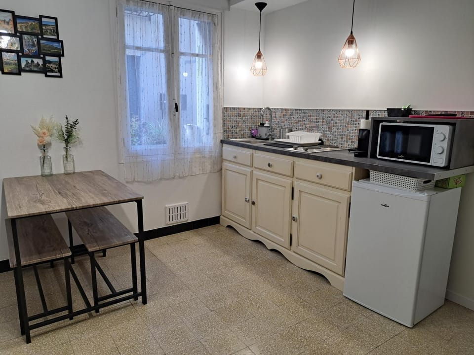 Kitchen or kitchenette, Dining area, minibar, stove