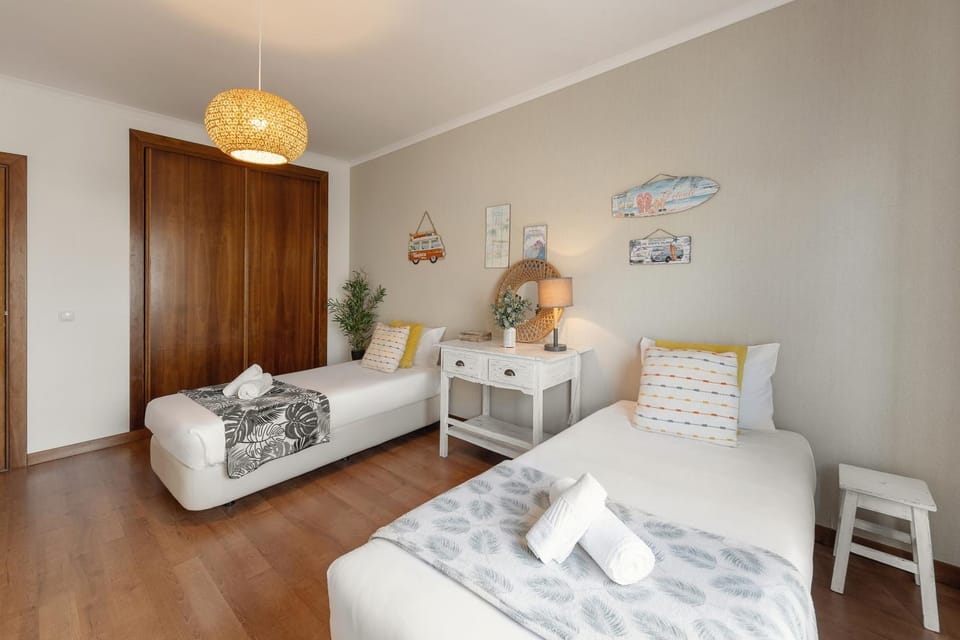 Bed, Bedroom, towels, wardrobe
