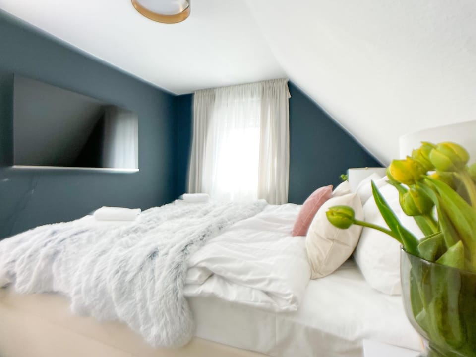 Bed, TV and multimedia, Photo of the whole room, Bedroom