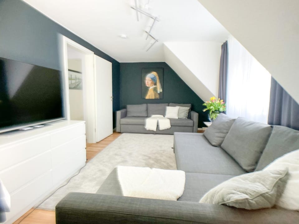 Communal lounge/ TV room, TV and multimedia, Living room, Seating area, Evening entertainment