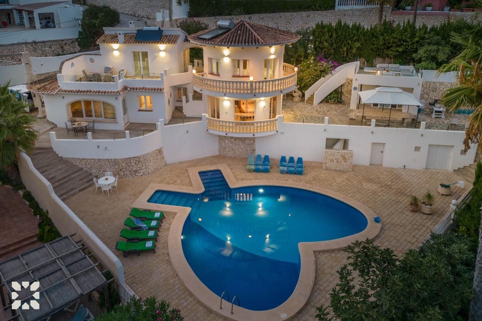 Property building, Patio, Day, Pool view, Swimming pool, sunbed