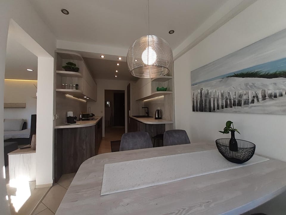 Kitchen or kitchenette, Dining area