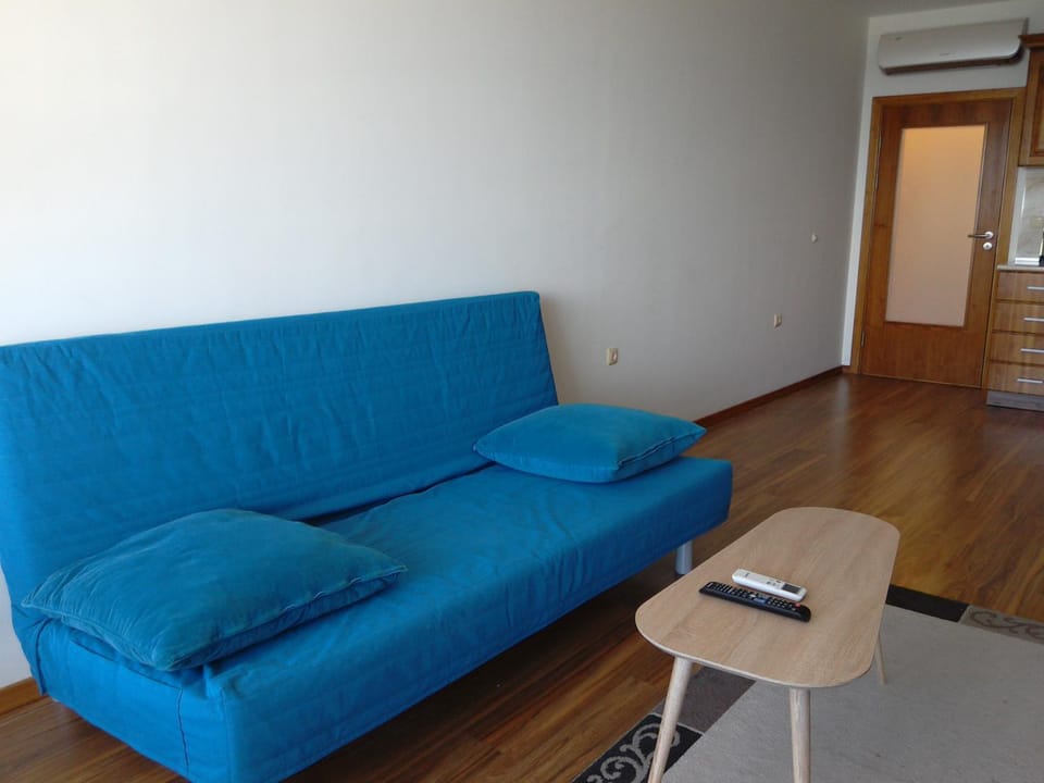 TV and multimedia, Living room, Seating area, air conditioner