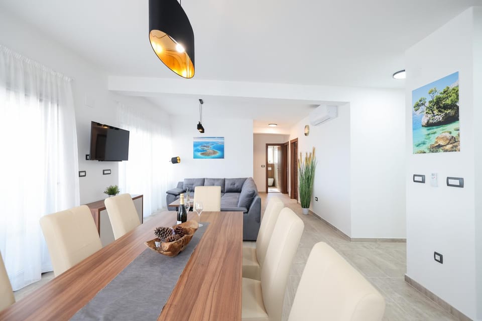 Communal lounge/ TV room, TV and multimedia, Living room, Seating area, Dining area