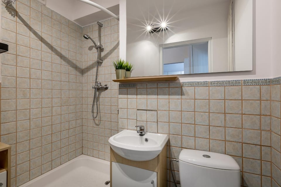 Shower, Toilet, Bathroom, towels
