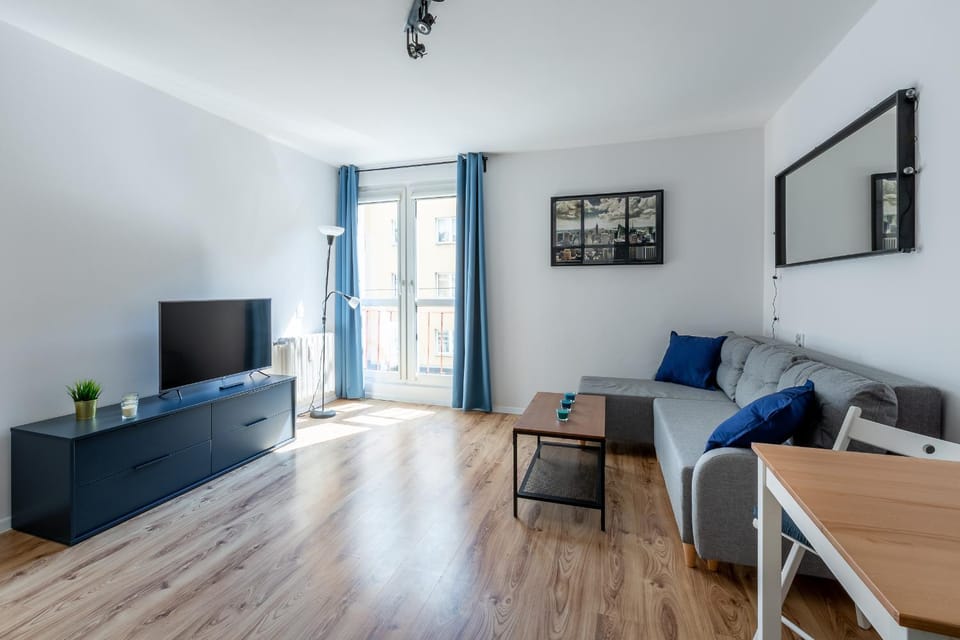 Communal lounge/ TV room, Bed, TV and multimedia, Living room, Photo of the whole room, Seating area, Evening entertainment, Bedroom