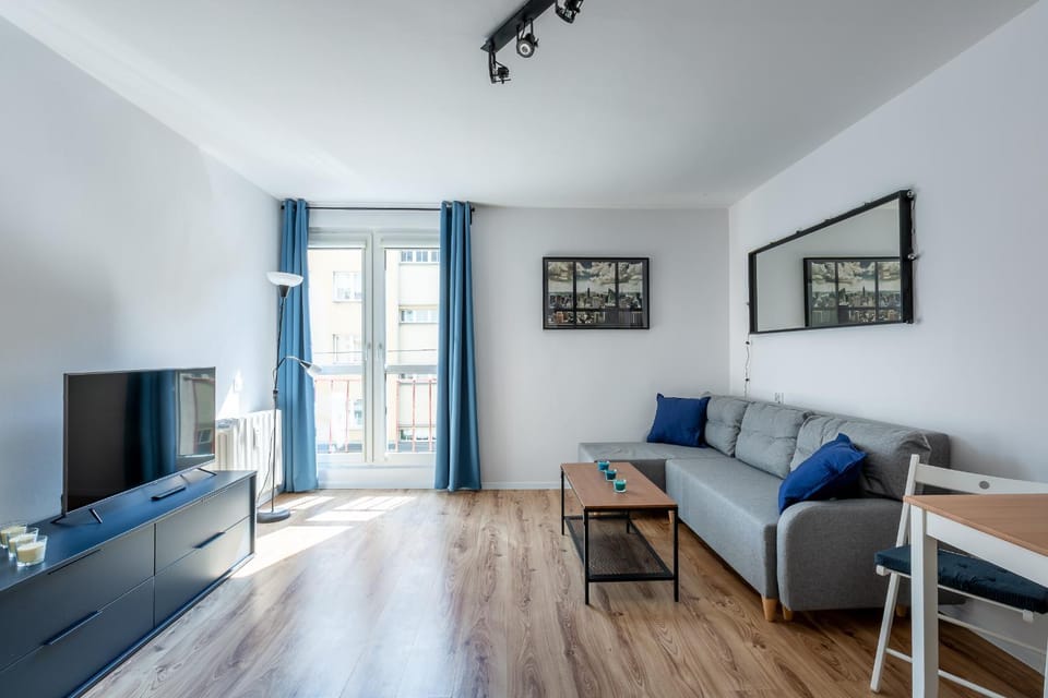 Communal lounge/ TV room, TV and multimedia, Living room, Seating area, Evening entertainment, Bedroom
