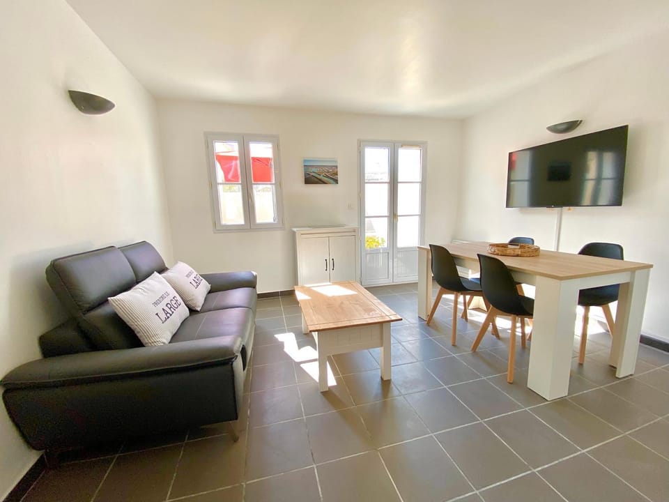 TV and multimedia, Living room, Dining area