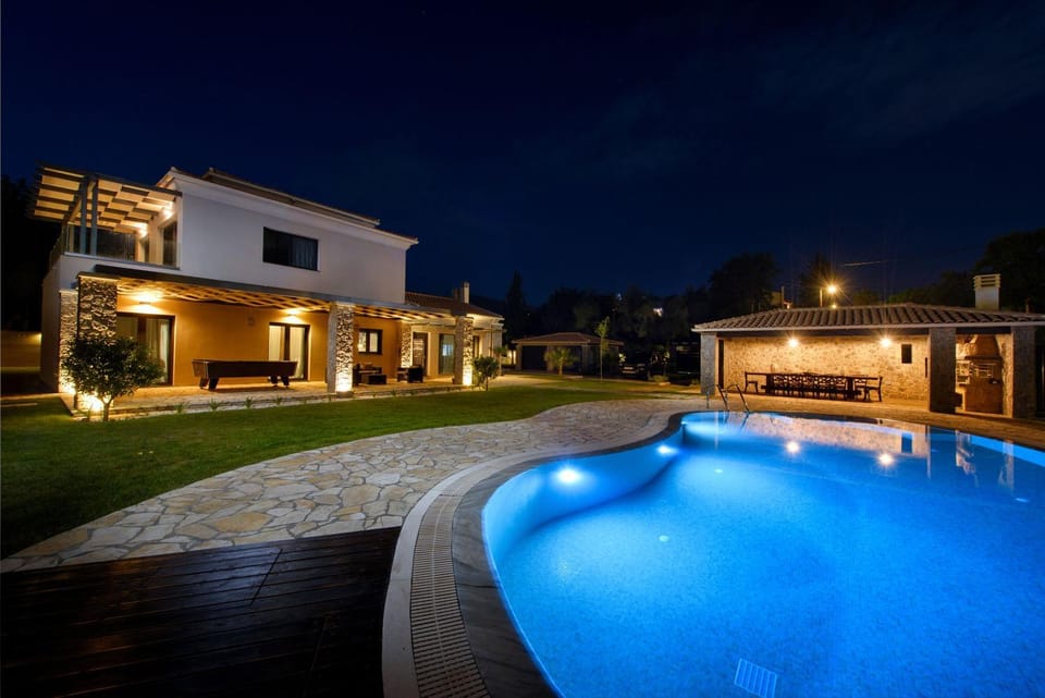 Villa Black White Dassia Villa in Corfu, Greece