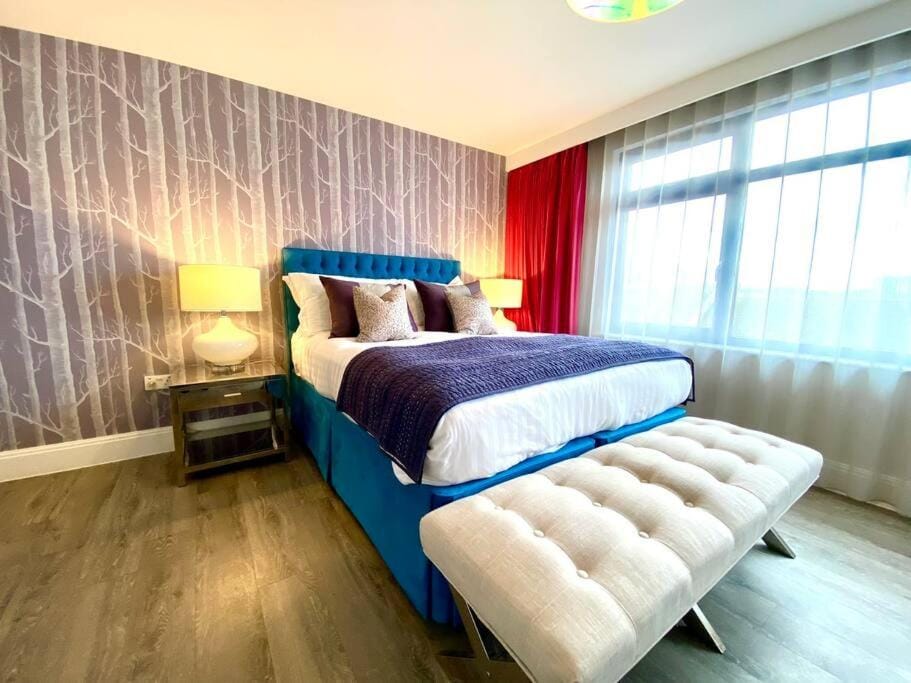 Stunning 3 bedroom Penthouse Apartment - Free Parking & WiFi - 1 Minute walk to Poole Quay - Great Location - Free Parking - Fast WiFi - Smart TV - Newly decorated - sleeps up to 6! Close to Poole & Bournemouth & Sandbanks Apartment in Poole