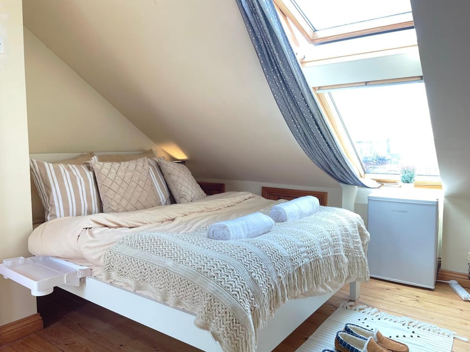 Bed, Bedroom, towels