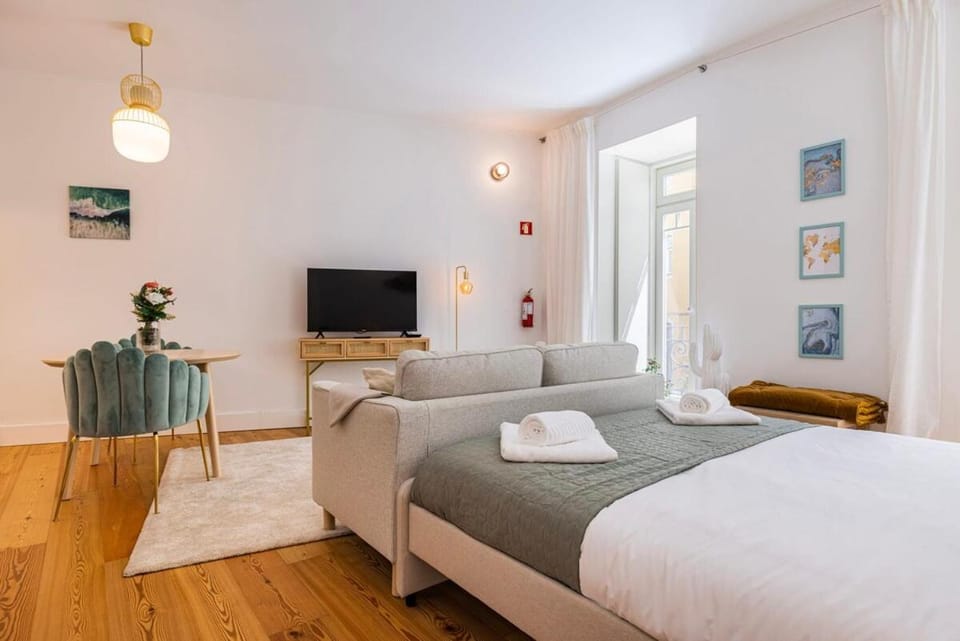 Bed, TV and multimedia, Living room, Photo of the whole room, Bedroom