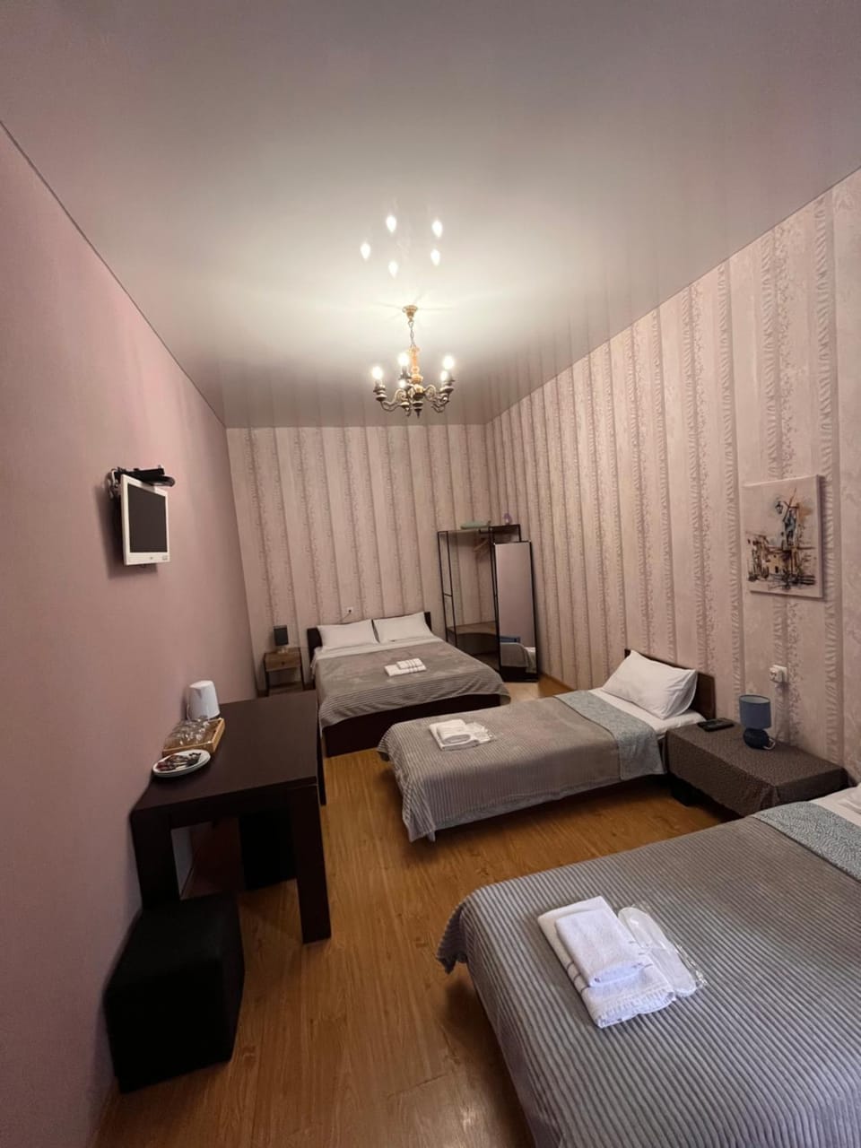 Bed, TV and multimedia, Photo of the whole room, towels