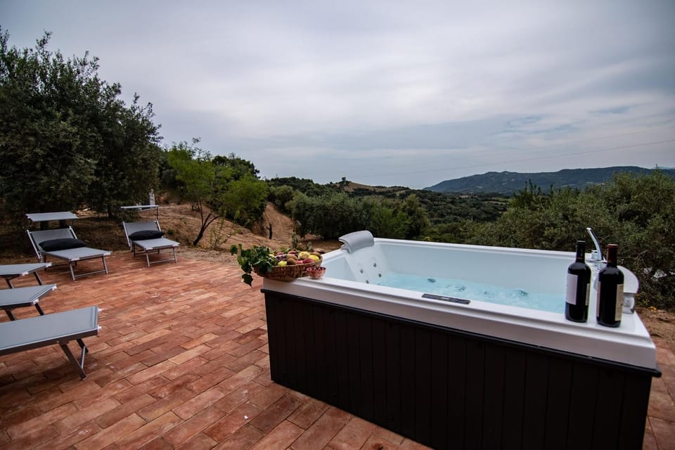 Garden, Hot Tub, Pool view