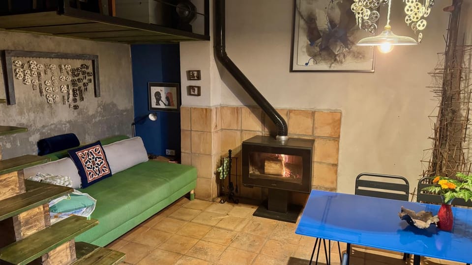 Living room, Seating area, Dining area, fireplace