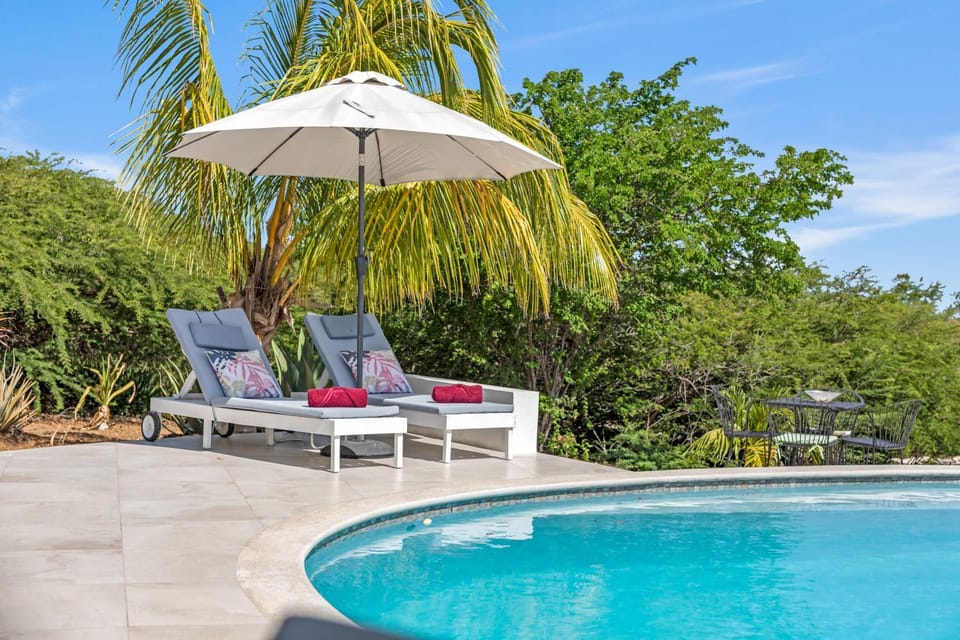 Swimming pool, sunbed