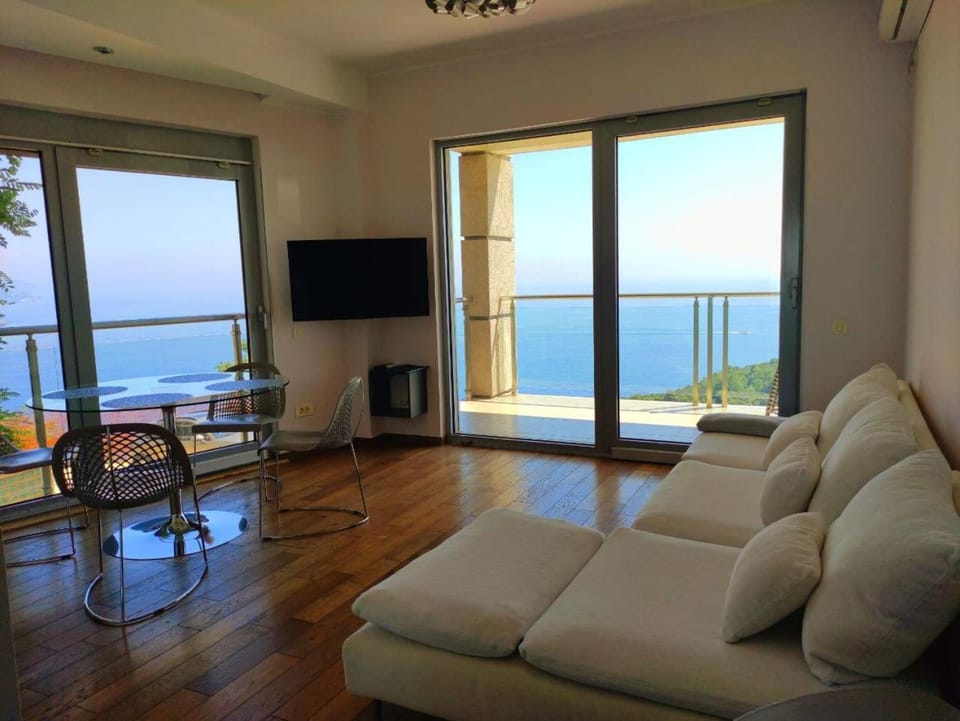 Communal lounge/ TV room, TV and multimedia, View (from property/room), Living room, Seating area, Evening entertainment, Sea view