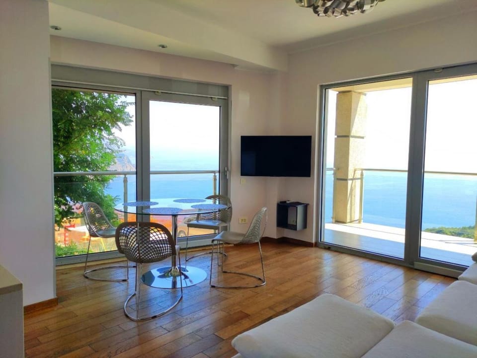 Communal lounge/ TV room, TV and multimedia, View (from property/room), Living room, Seating area, Dining area, Evening entertainment, Sea view