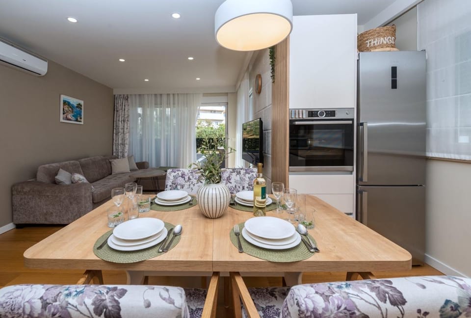 Kitchen or kitchenette, Living room, Seating area, Dining area, minibar, pet friendly, stove, air conditioner