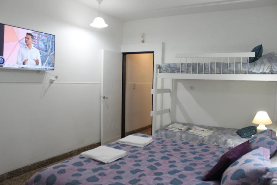 Bed, TV and multimedia, Photo of the whole room, Bedroom, towels
