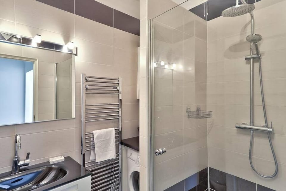 L29 Staywiz us - Lenval beach at 1min walk to Sea front AC Balcony Apartment in Nice