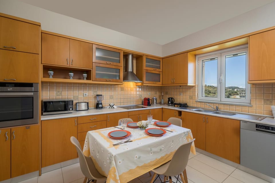 Coffee/tea facilities, Dining area, dishwasher, minibar, pet friendly, stove, toaster