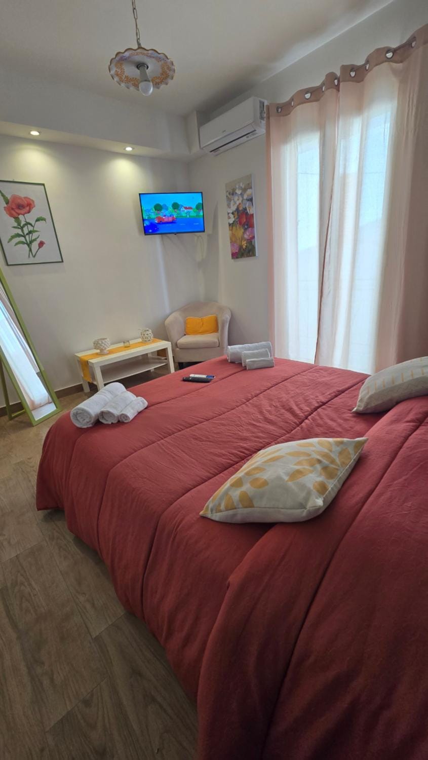 Bed, TV and multimedia, Bedroom