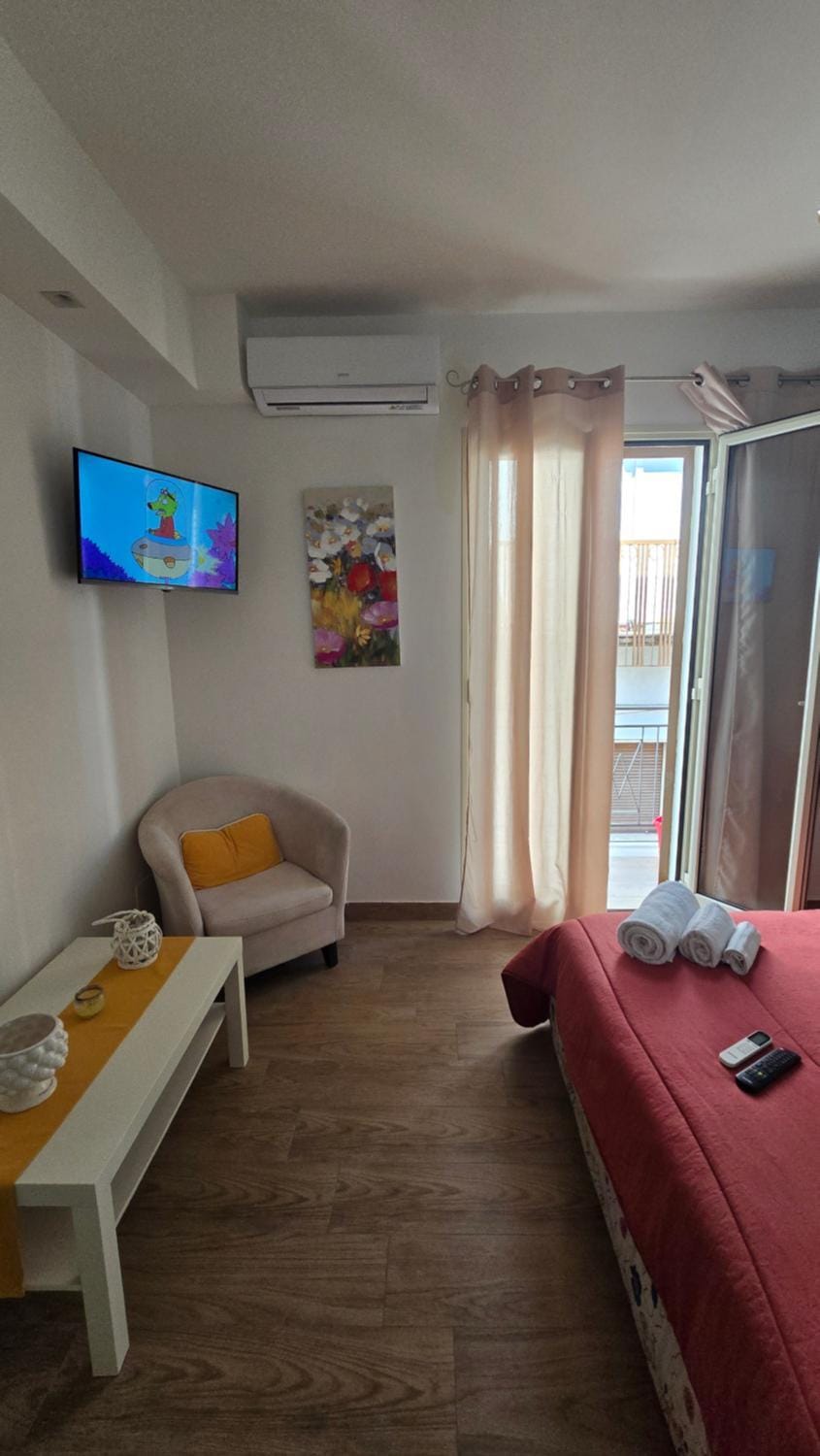 Bed, TV and multimedia, Bedroom, towels, air conditioner