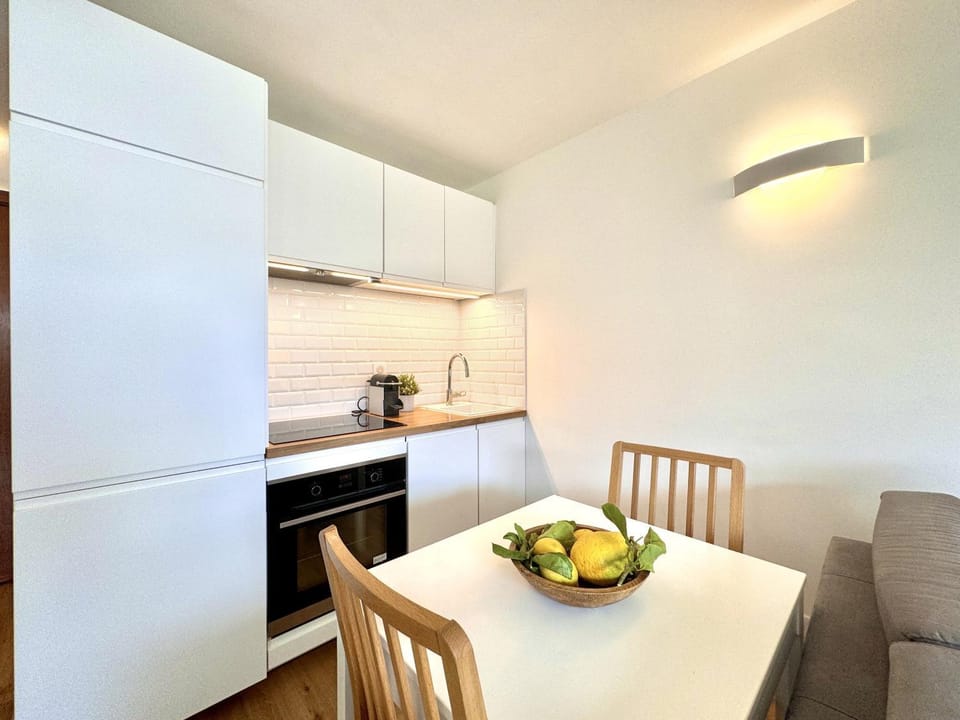 Kitchen or kitchenette, Living room, Seating area, Dining area, stove