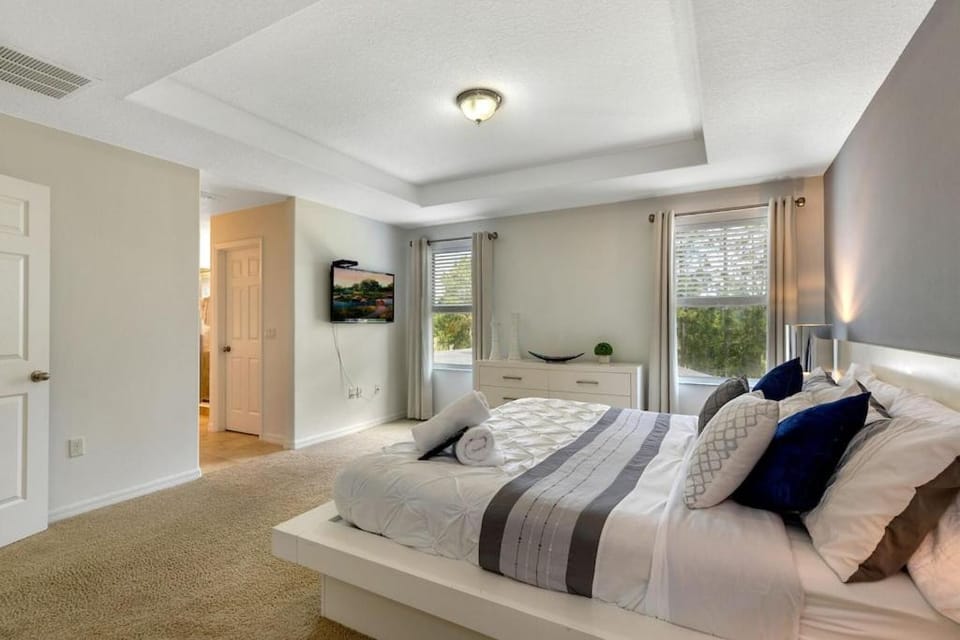 #469-Fabulous 6 Bed home with private pool/spa, extended deck and a conservation view Villa in Loughman