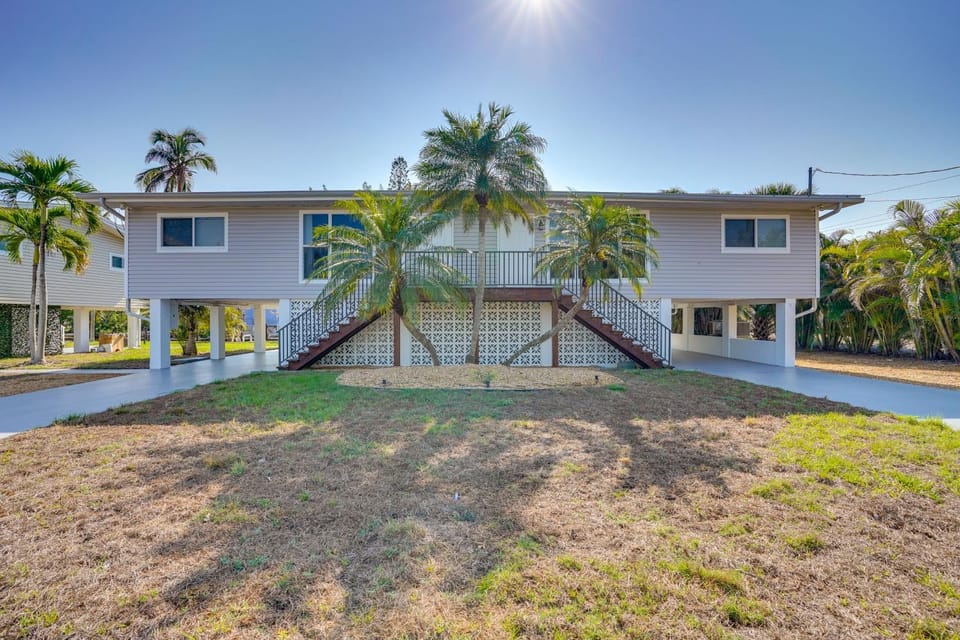 Stunning Bonita Springs Home on the Canal! House in Bonita Springs