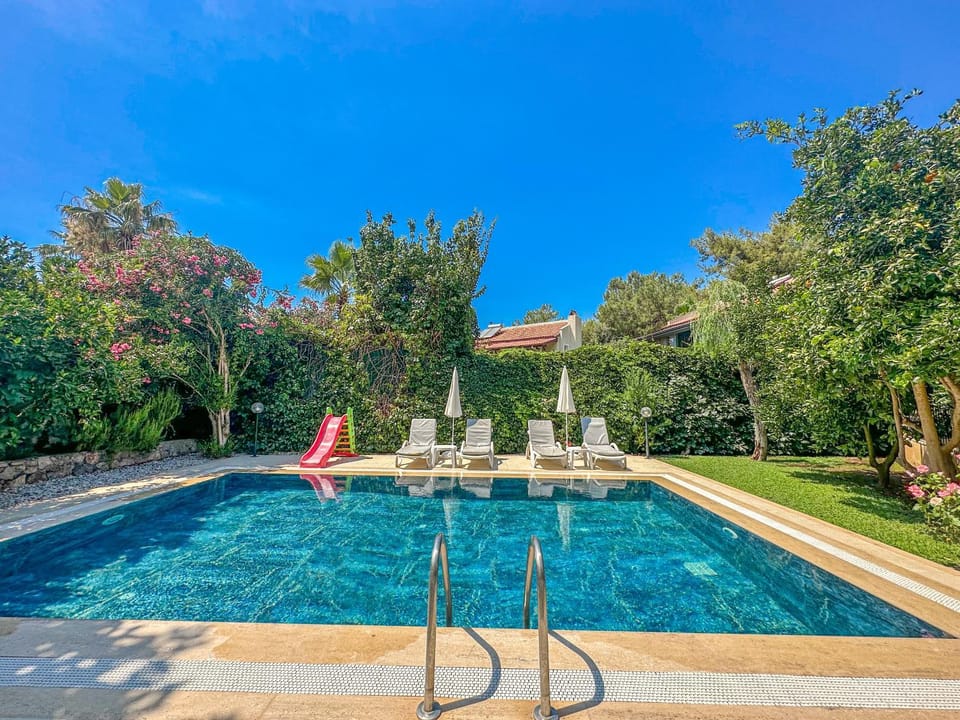Garden view, Swimming pool, Swimming pool, sunbed