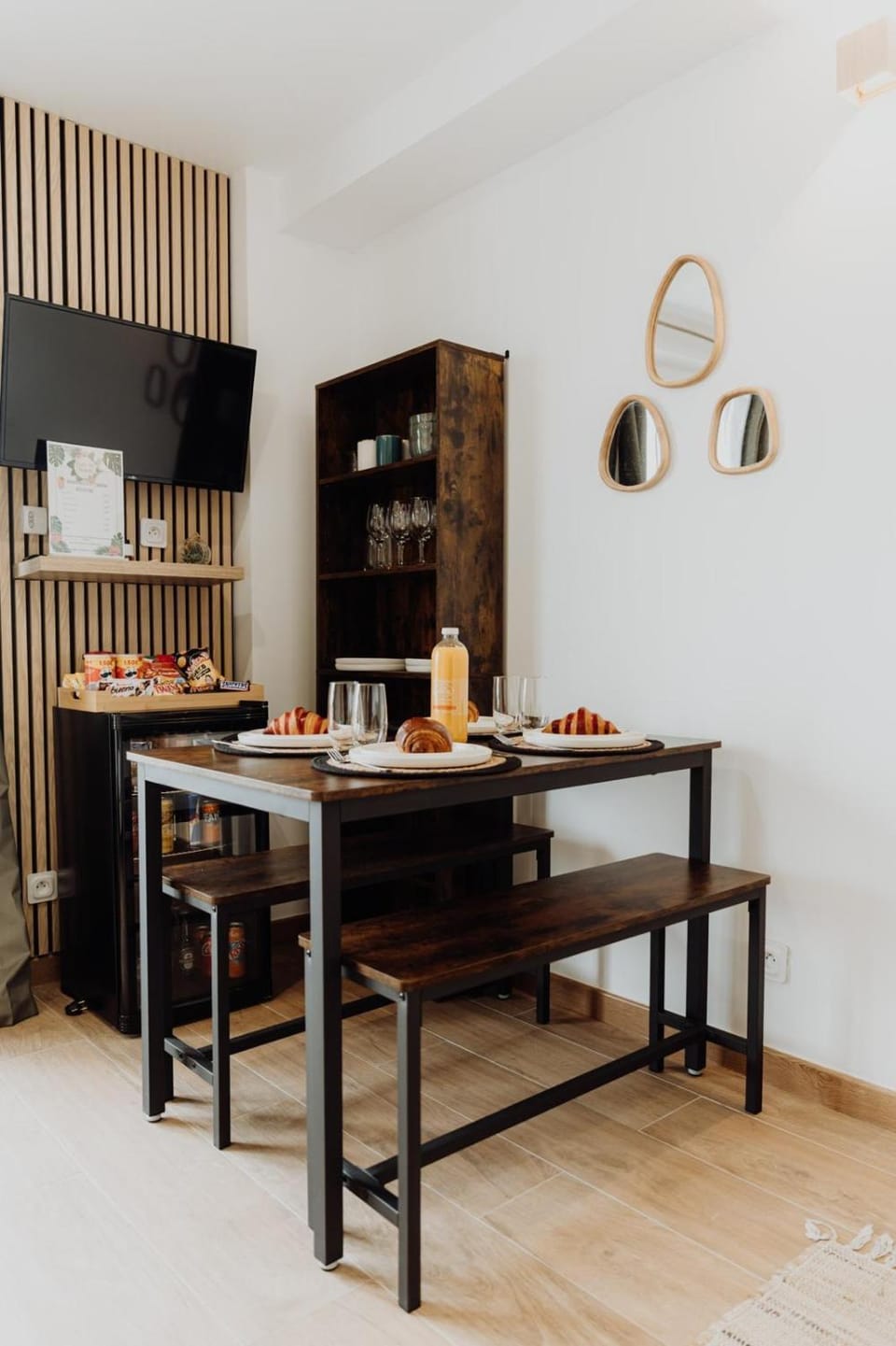 Dining area, minibar