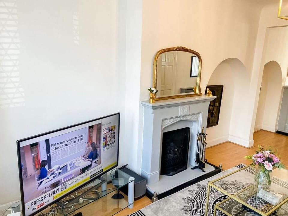 Communal lounge/ TV room, TV and multimedia, Living room, Seating area, flat iron
