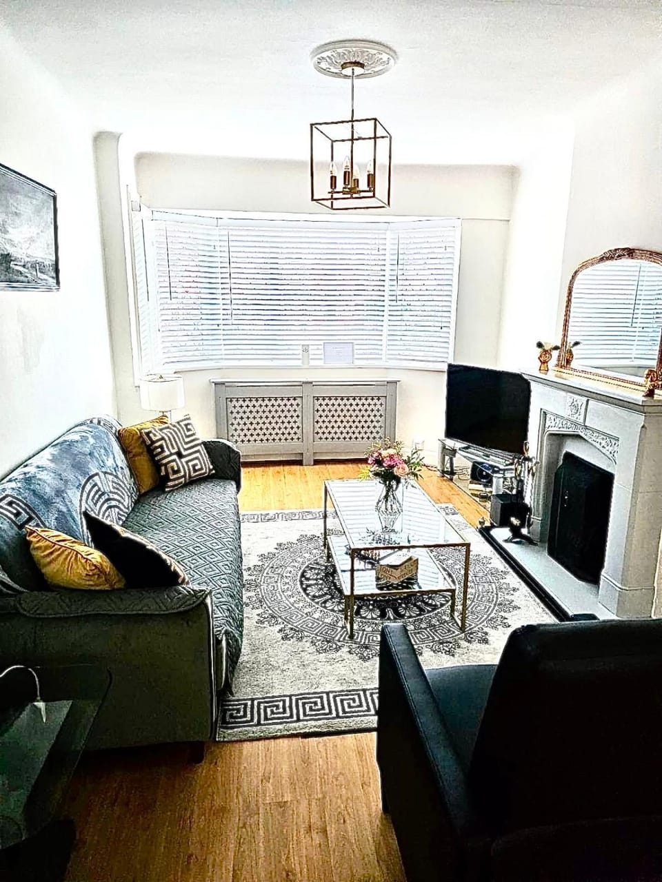TV and multimedia, Living room, Seating area, Evening entertainment