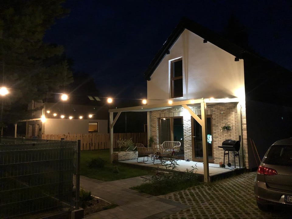 Property building, Night, Garden, Balcony/Terrace, Garden view, Parking