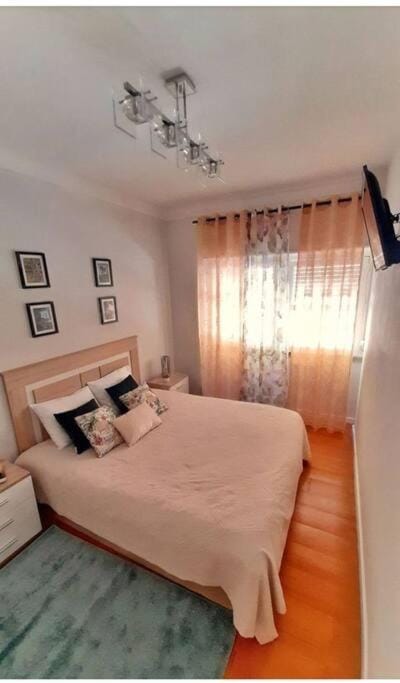 Bed, TV and multimedia, Photo of the whole room, Bedroom