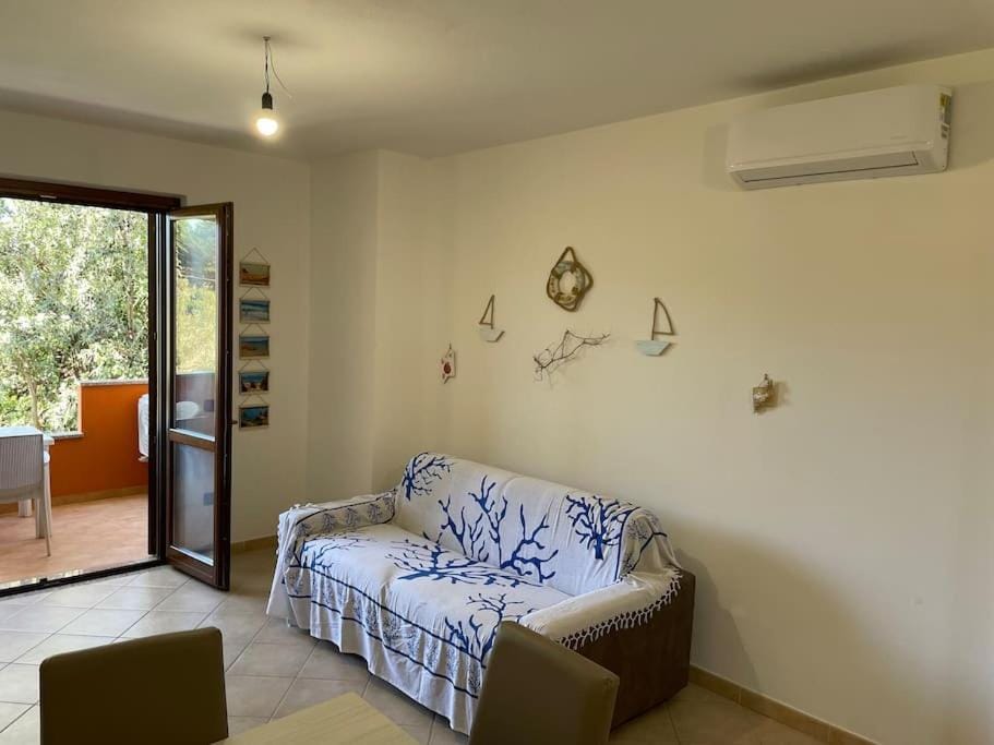 Bed, Living room, air conditioner