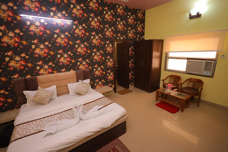 Bed, Photo of the whole room, Seating area, Bedroom, wardrobe