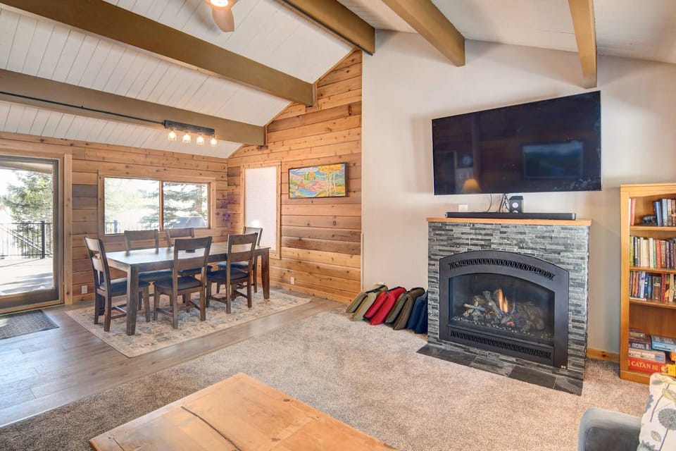 Hot Tub & Mtn Views: Waterfront Grand Lake Cabin! Cabin in Columbine Lake