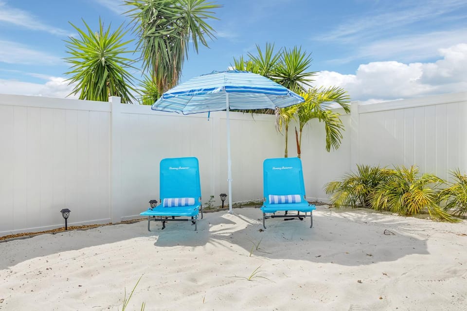 Salt Water Heated Pool, Sleeps 6 - Villa Soak Up the Sun - Roelens Vacations House in Cape Coral
