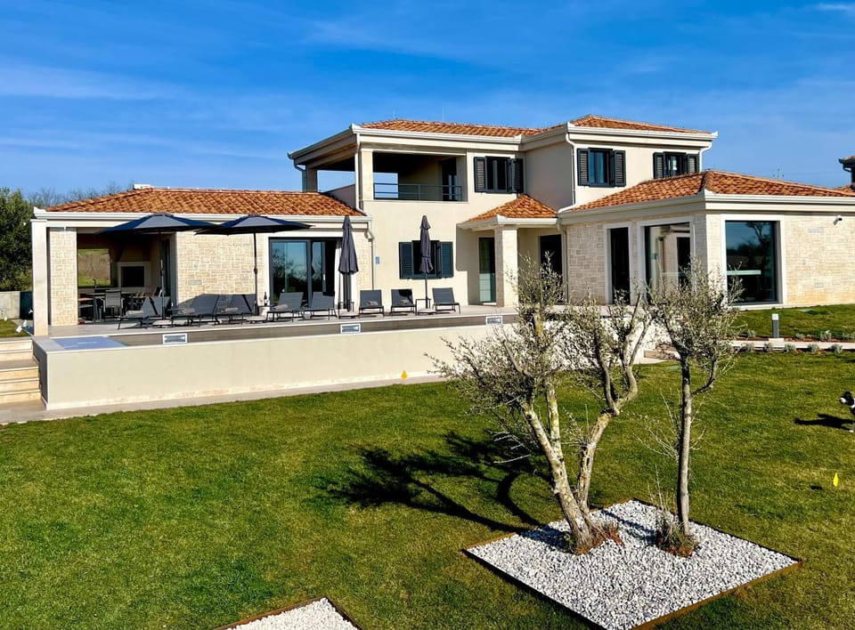 Property building, Natural landscape, Swimming pool, sunbed
