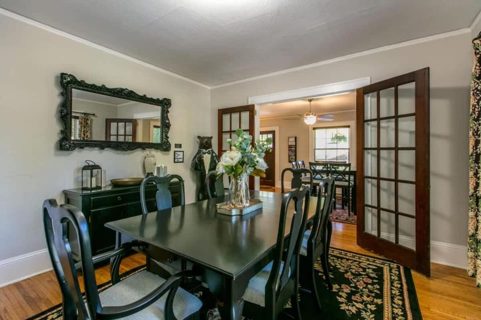 Seating area, Dining area