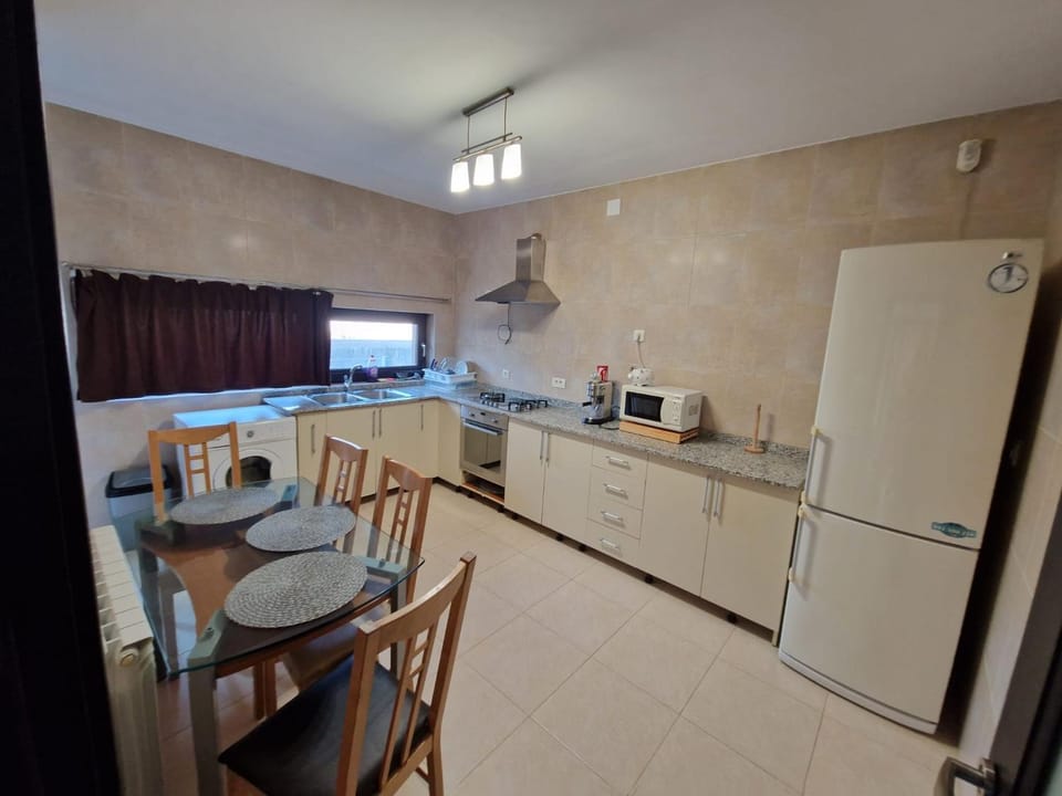 Kitchen or kitchenette, Dining area, minibar, stove
