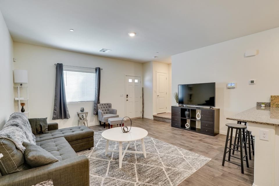 Inviting Henderson Townhome w/ Community Pool! House in Henderson
