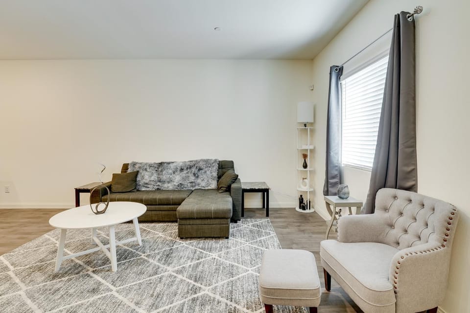 Inviting Henderson Townhome w/ Community Pool! House in Henderson