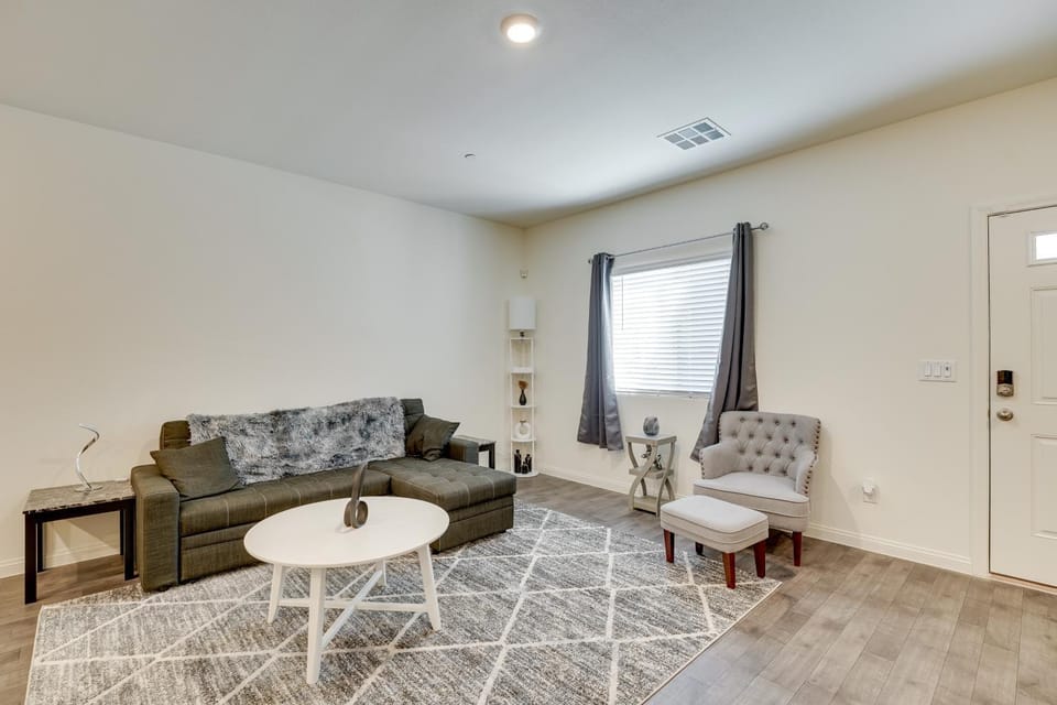 Inviting Henderson Townhome w/ Community Pool! House in Henderson
